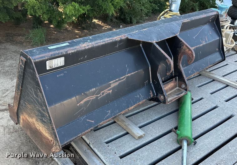 image for item OM9591 Lull Skytrak 7110744 telehandler bucket