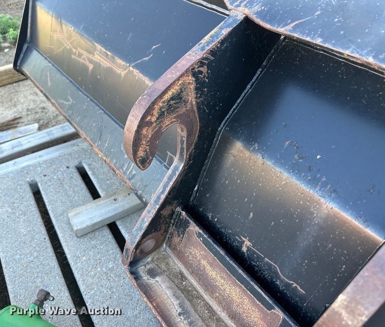 image for item OM9591 Lull Skytrak 7110744 telehandler bucket