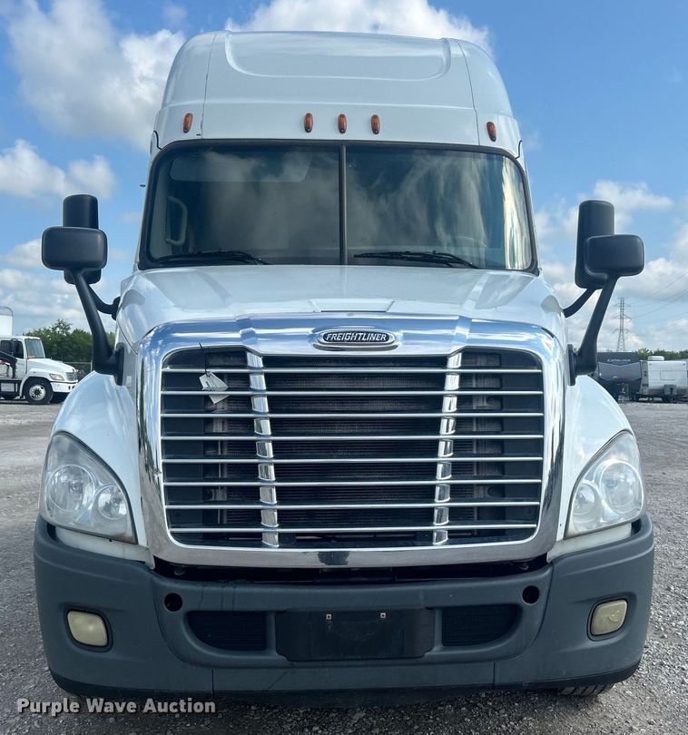 image for item DJ6378 2016 Freightliner Cascadia semi truck
