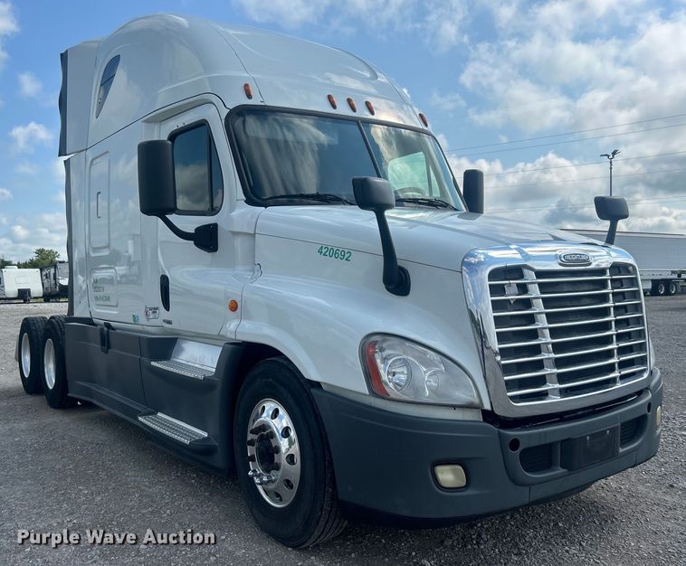 image for item DJ6378 2016 Freightliner Cascadia semi truck