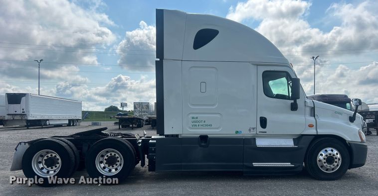 image for item DJ6378 2016 Freightliner Cascadia semi truck