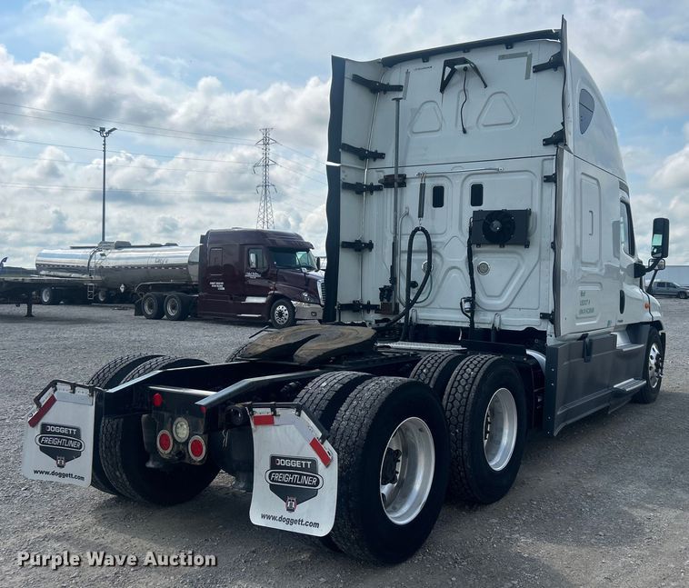 image for item DJ6378 2016 Freightliner Cascadia semi truck