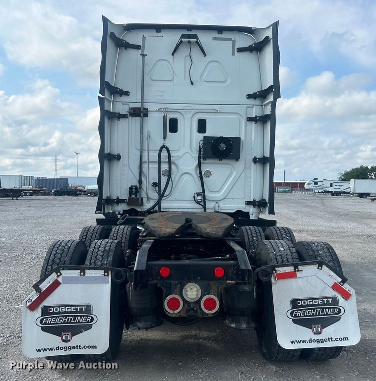 image for item DJ6378 2016 Freightliner Cascadia semi truck