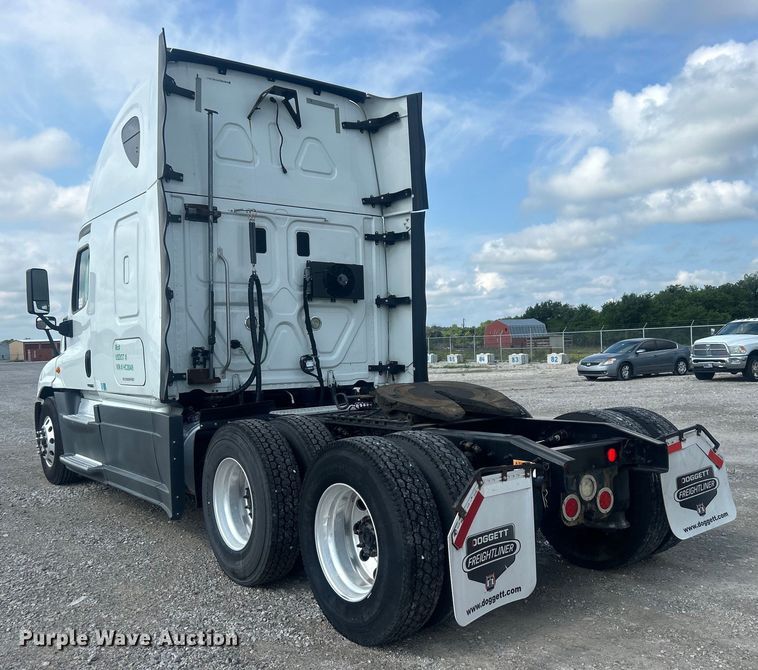 image for item DJ6378 2016 Freightliner Cascadia semi truck