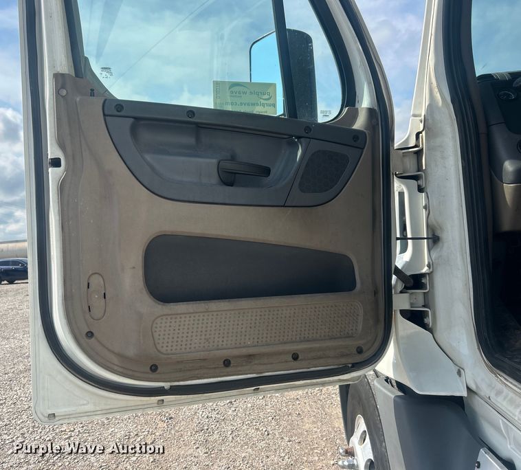 image for item DJ6378 2016 Freightliner Cascadia semi truck