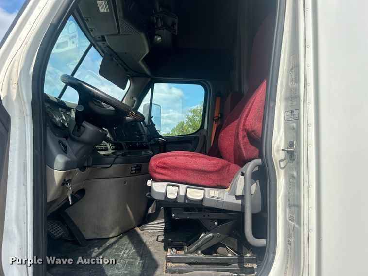 image for item DJ6378 2016 Freightliner Cascadia semi truck