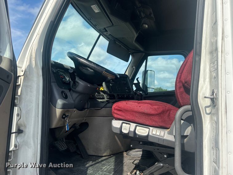 image for item DJ6378 2016 Freightliner Cascadia semi truck