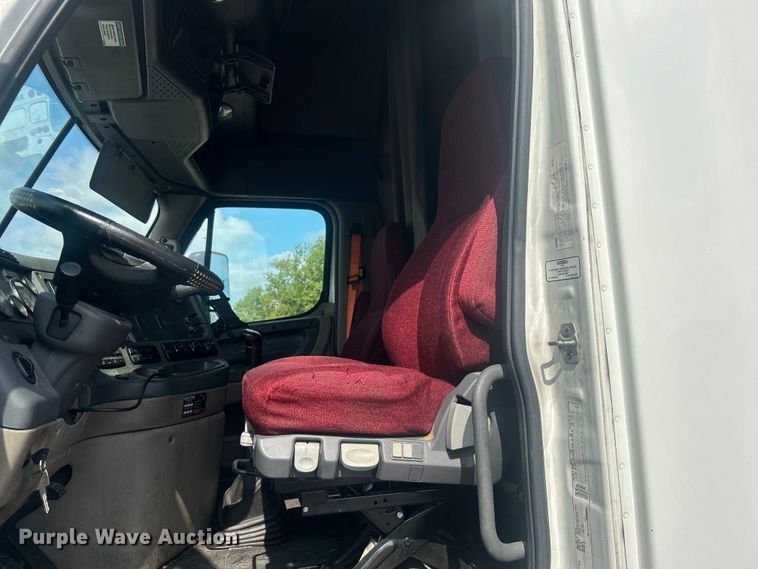 image for item DJ6378 2016 Freightliner Cascadia semi truck