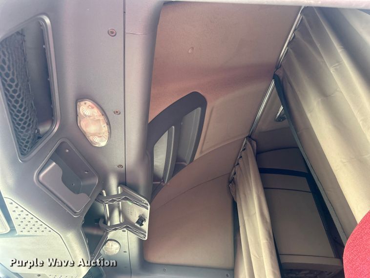 image for item DJ6378 2016 Freightliner Cascadia semi truck