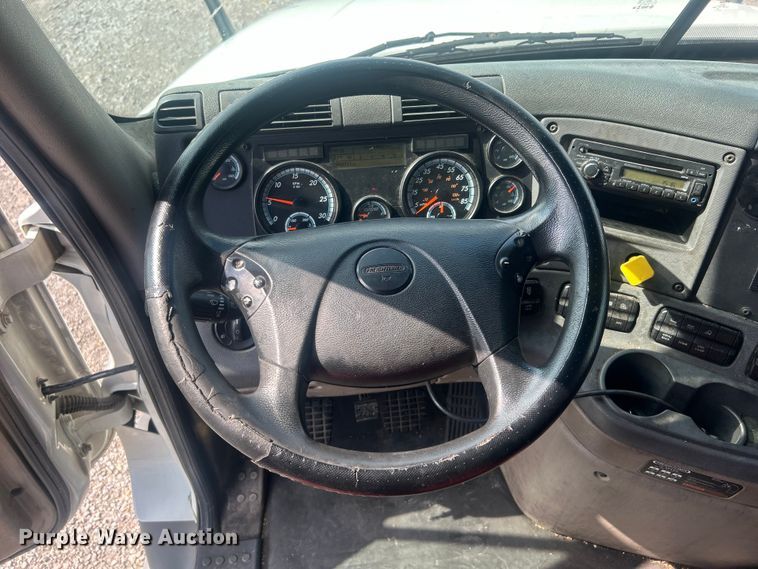 image for item DJ6378 2016 Freightliner Cascadia semi truck