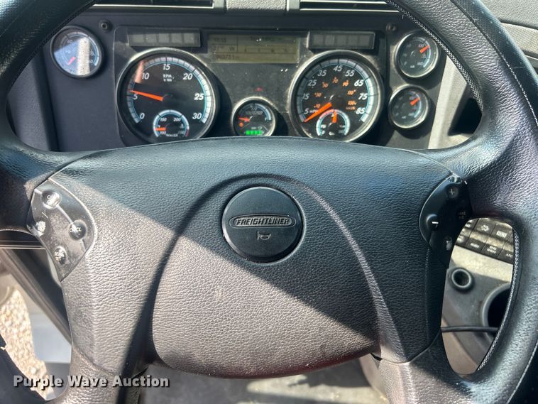 image for item DJ6378 2016 Freightliner Cascadia semi truck