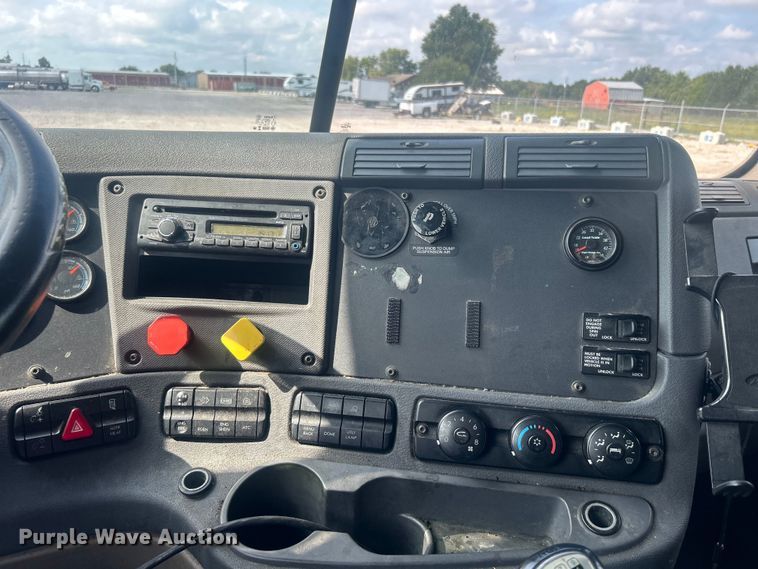 image for item DJ6378 2016 Freightliner Cascadia semi truck