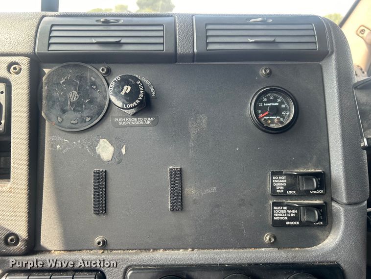 image for item DJ6378 2016 Freightliner Cascadia semi truck