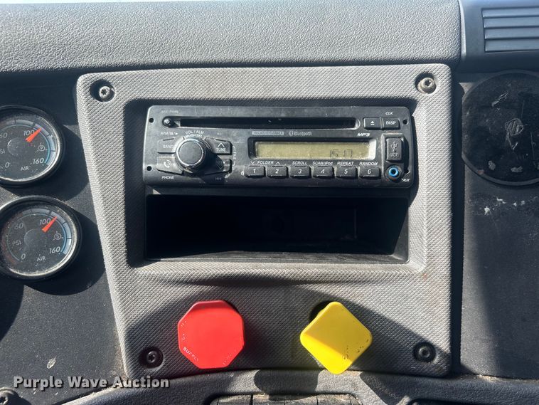 image for item DJ6378 2016 Freightliner Cascadia semi truck