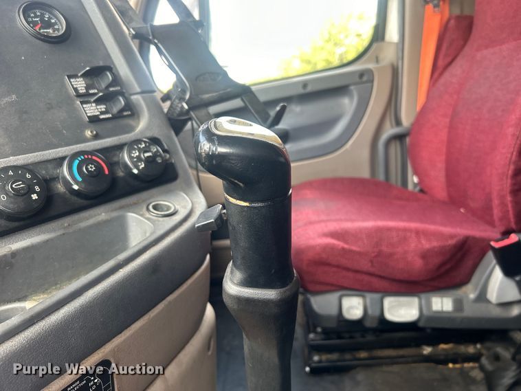 image for item DJ6378 2016 Freightliner Cascadia semi truck