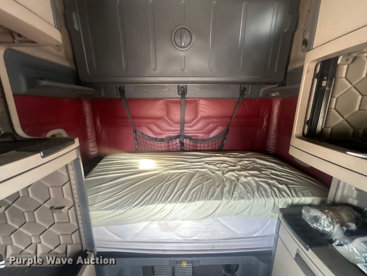 image for item DJ6378 2016 Freightliner Cascadia semi truck