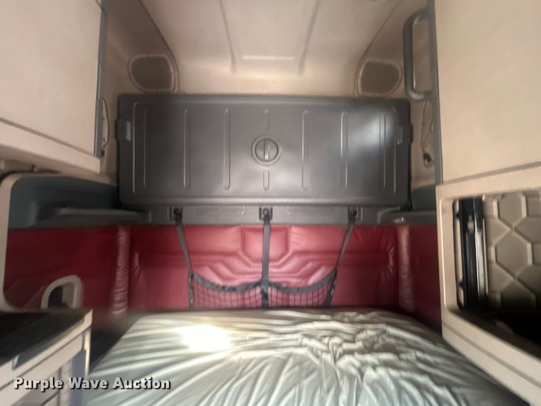 image for item DJ6378 2016 Freightliner Cascadia semi truck