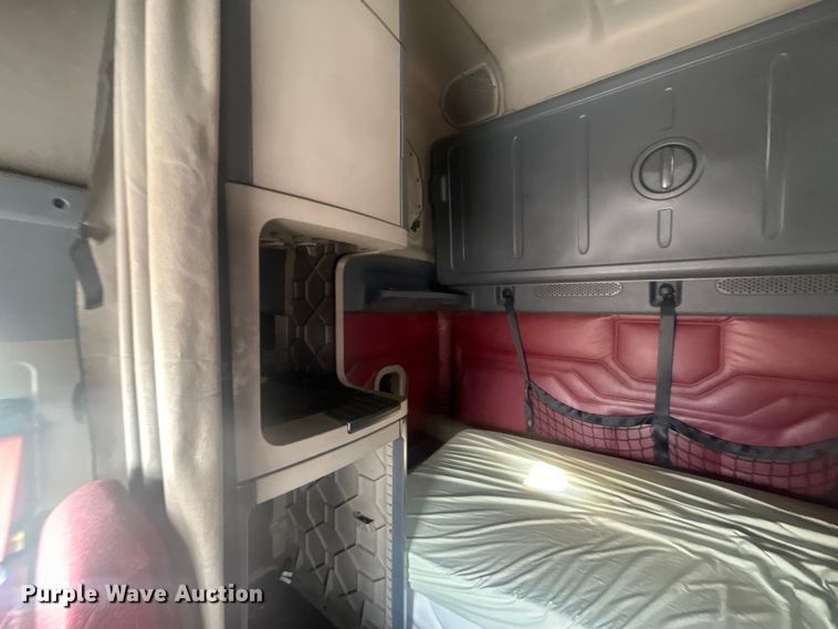 image for item DJ6378 2016 Freightliner Cascadia semi truck