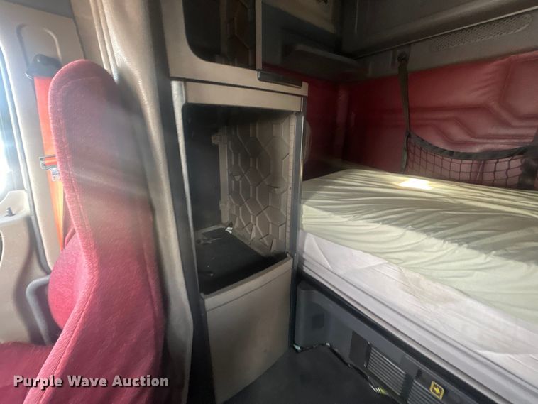 image for item DJ6378 2016 Freightliner Cascadia semi truck