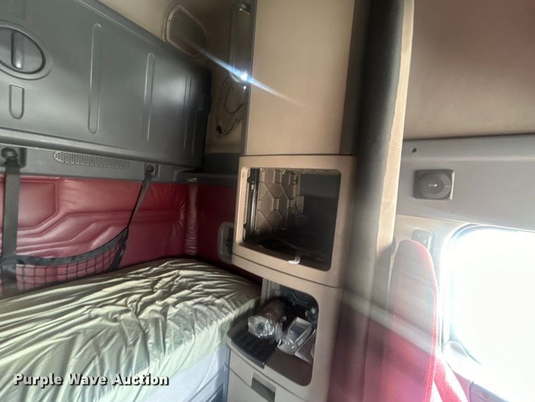 image for item DJ6378 2016 Freightliner Cascadia semi truck