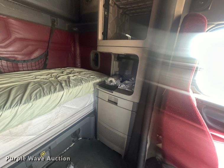 image for item DJ6378 2016 Freightliner Cascadia semi truck