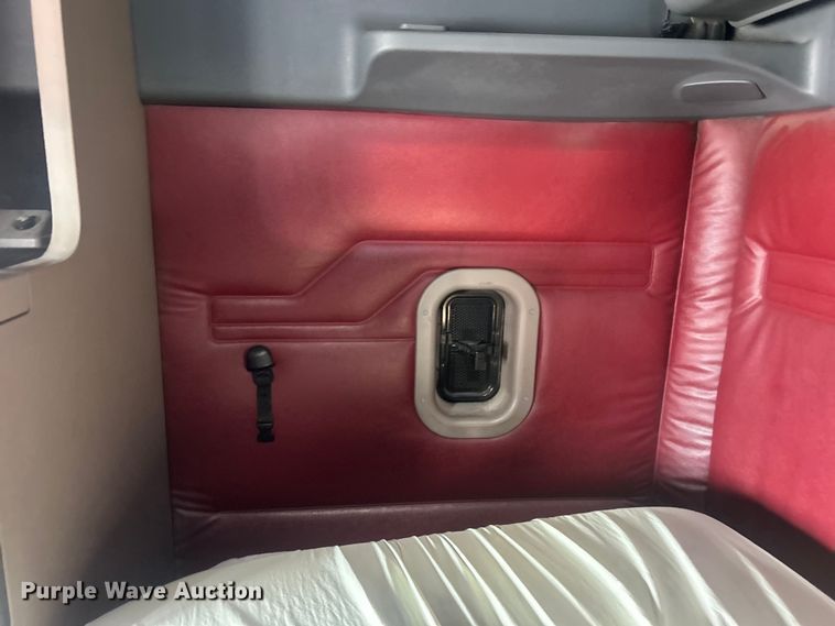 image for item DJ6378 2016 Freightliner Cascadia semi truck