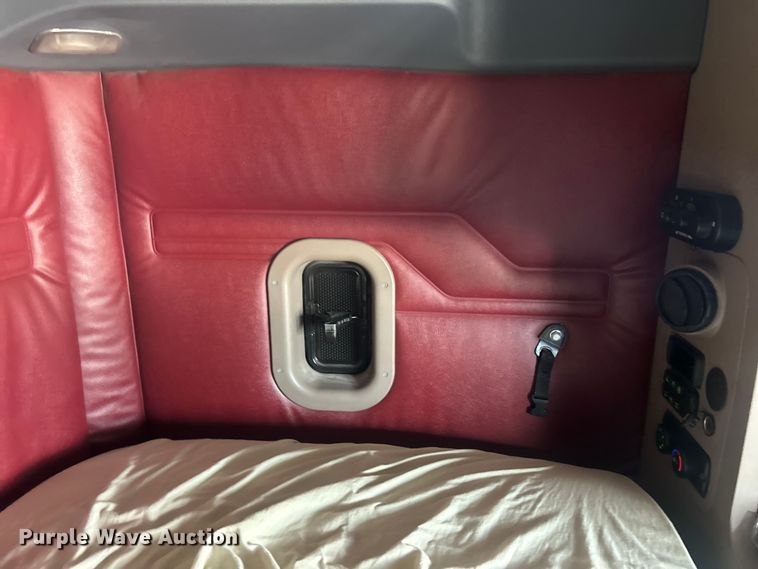 image for item DJ6378 2016 Freightliner Cascadia semi truck