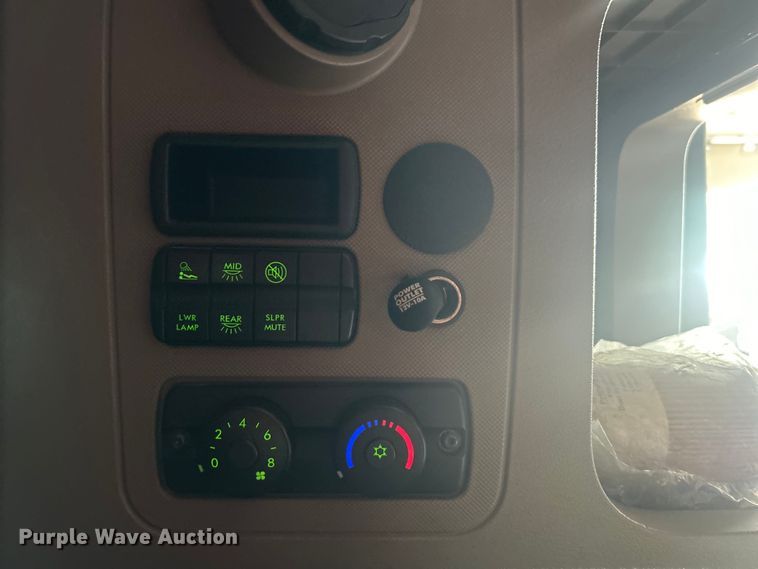 image for item DJ6378 2016 Freightliner Cascadia semi truck