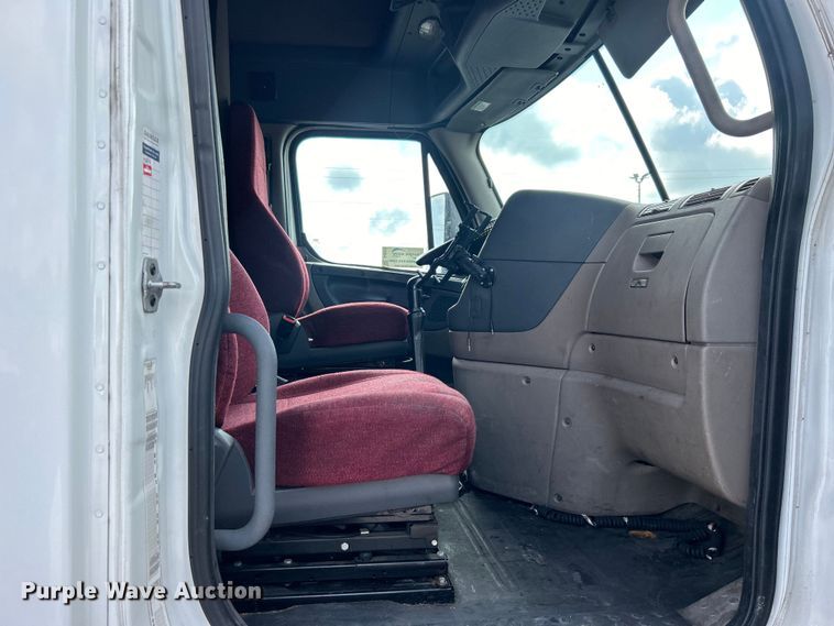 image for item DJ6378 2016 Freightliner Cascadia semi truck