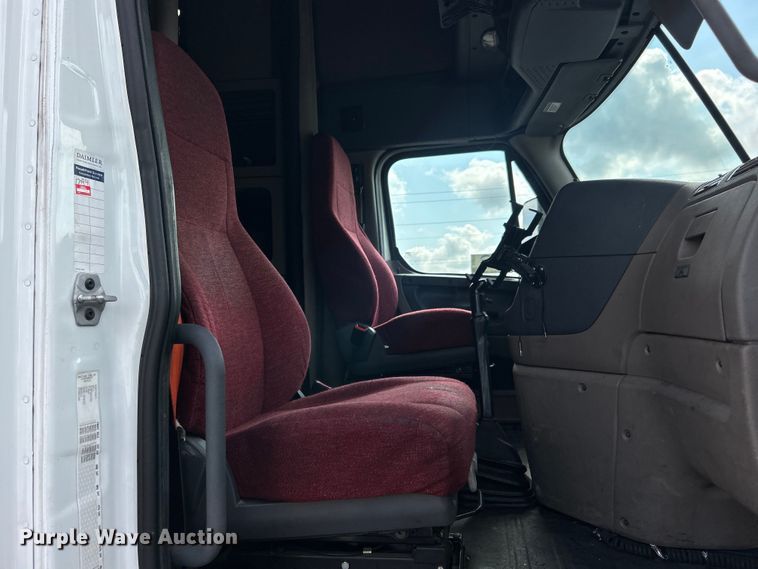 image for item DJ6378 2016 Freightliner Cascadia semi truck