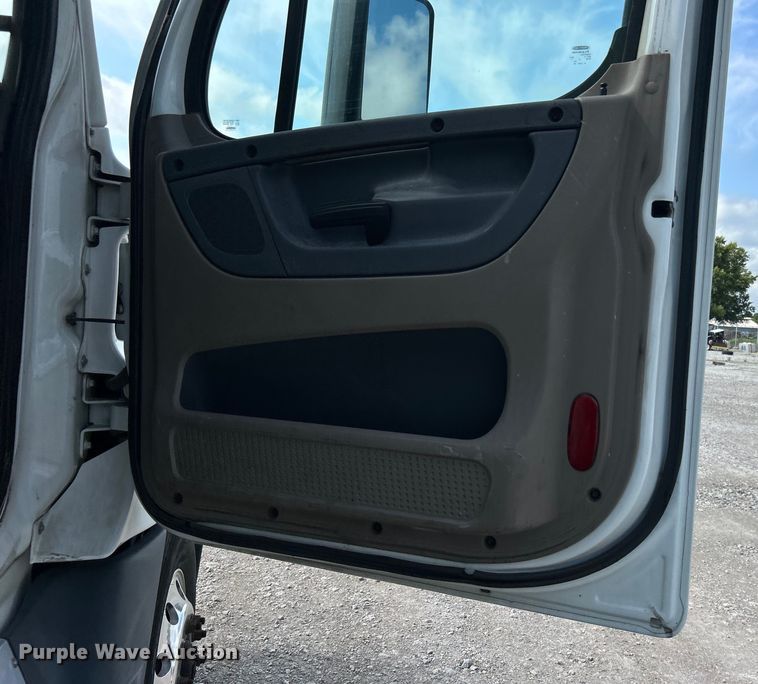 image for item DJ6378 2016 Freightliner Cascadia semi truck