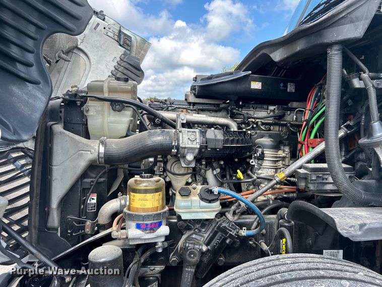 image for item DJ6378 2016 Freightliner Cascadia semi truck