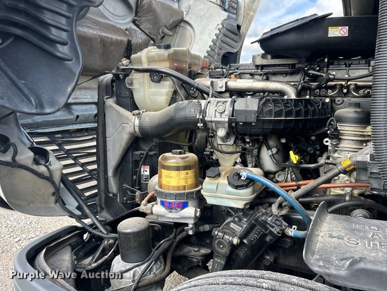 image for item DJ6378 2016 Freightliner Cascadia semi truck