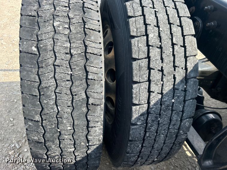 image for item DJ6378 2016 Freightliner Cascadia semi truck