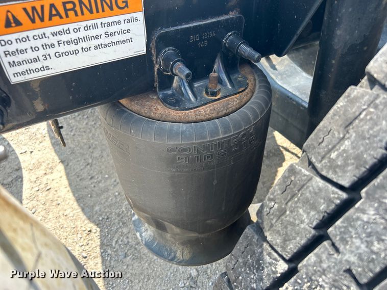 image for item DJ6378 2016 Freightliner Cascadia semi truck