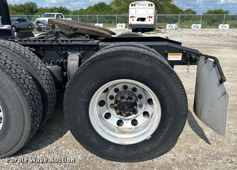 image for item DJ6378 2016 Freightliner Cascadia semi truck