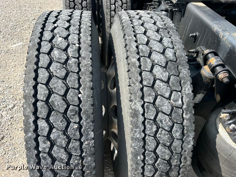 image for item DJ6378 2016 Freightliner Cascadia semi truck