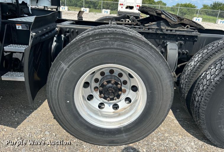 image for item DJ6378 2016 Freightliner Cascadia semi truck