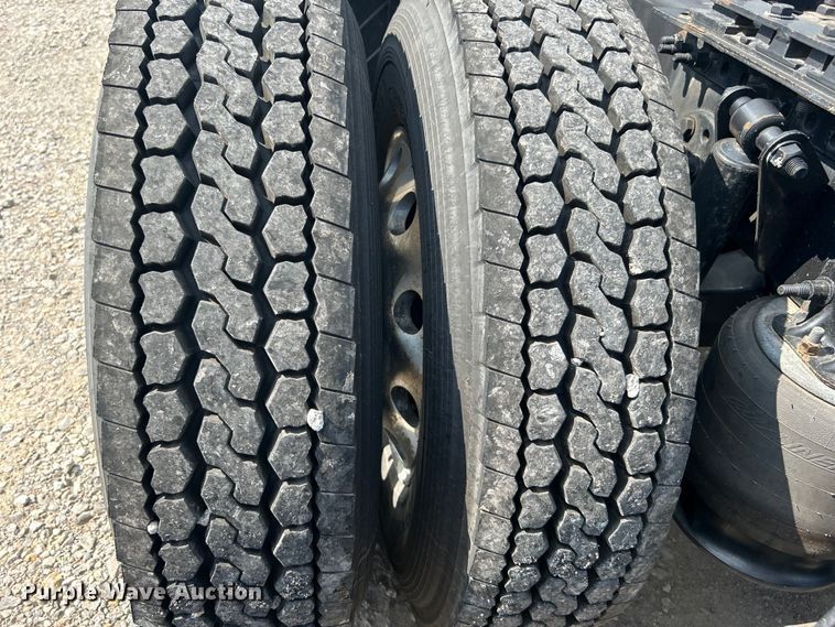 image for item DJ6378 2016 Freightliner Cascadia semi truck