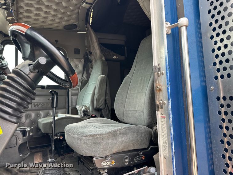 image for item DK6667 2005 Kenworth W900 semi truck