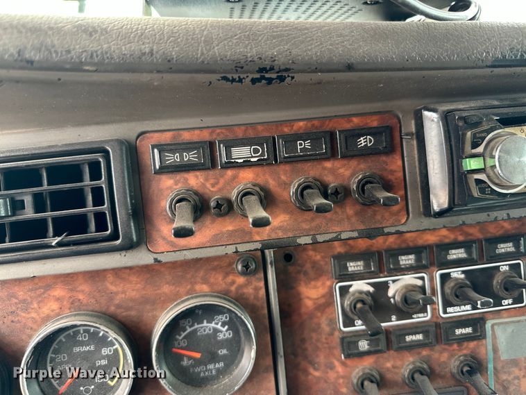 image for item DK6667 2005 Kenworth W900 semi truck