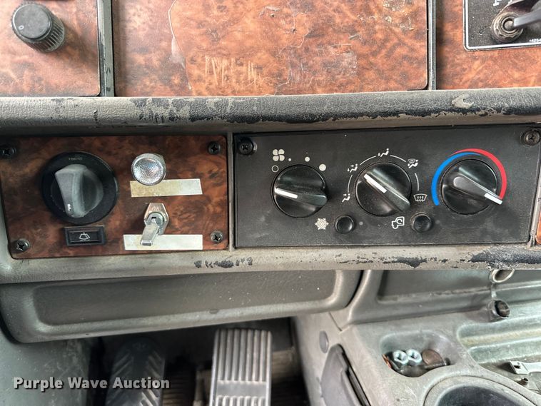 image for item DK6667 2005 Kenworth W900 semi truck