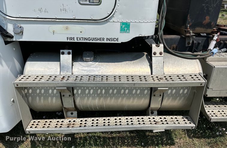 image for item DM2722 1999 Freightliner FLD semi truck