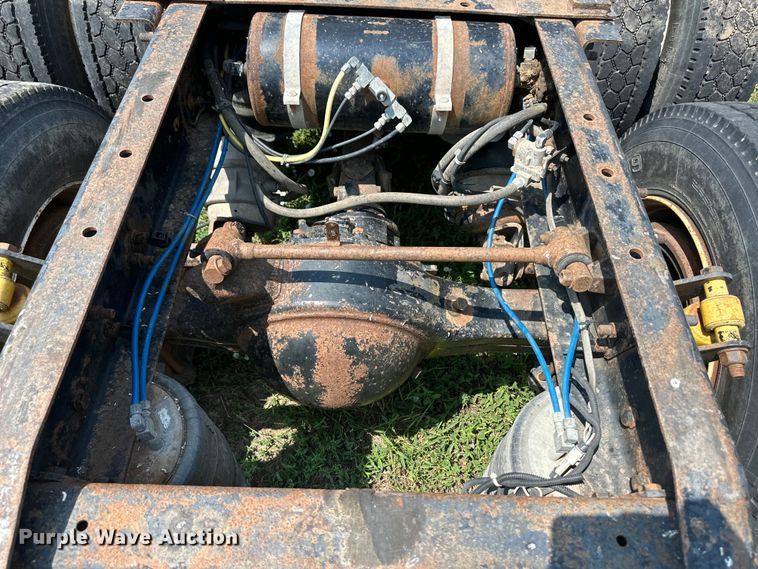 image for item DM2722 1999 Freightliner FLD semi truck