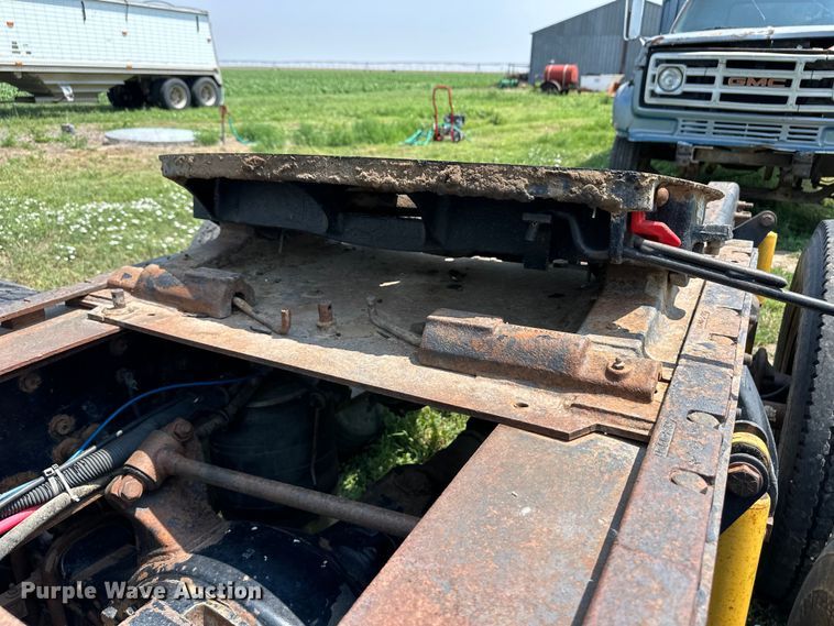 image for item DM2722 1999 Freightliner FLD semi truck