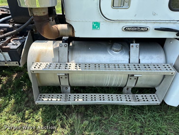 image for item DM2722 1999 Freightliner FLD semi truck