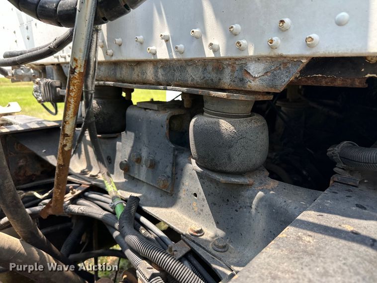 image for item DM2722 1999 Freightliner FLD semi truck