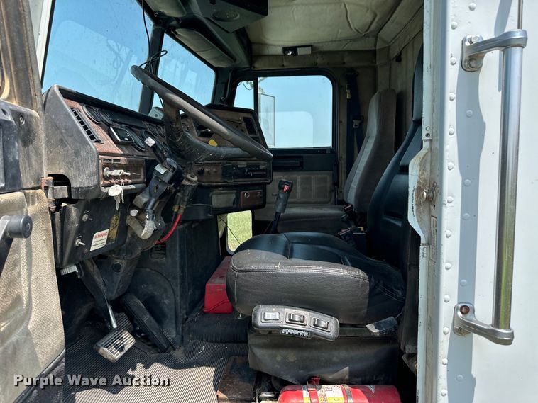 image for item DM2722 1999 Freightliner FLD semi truck