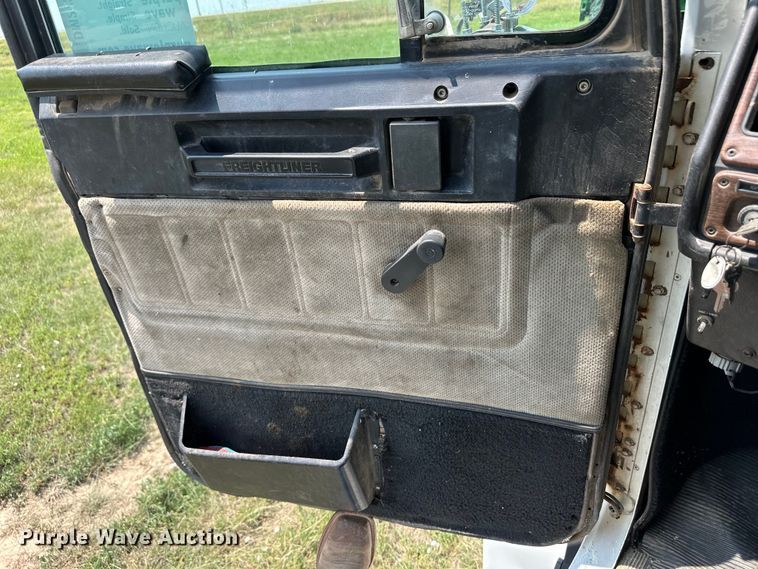 image for item DM2722 1999 Freightliner FLD semi truck