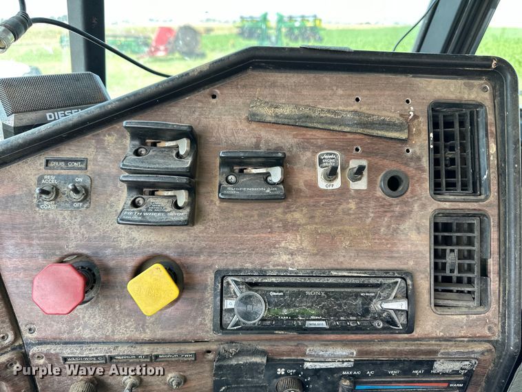 image for item DM2722 1999 Freightliner FLD semi truck